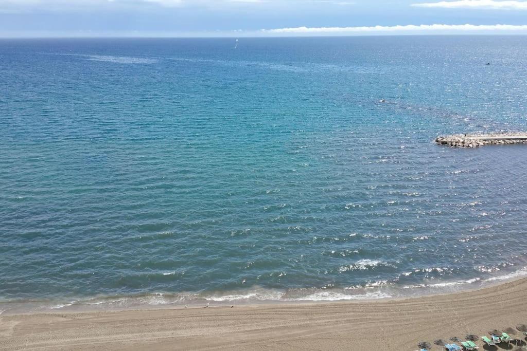 Seafront Apartment With Open-Air Heated Pool Fuengirola Exteriör bild